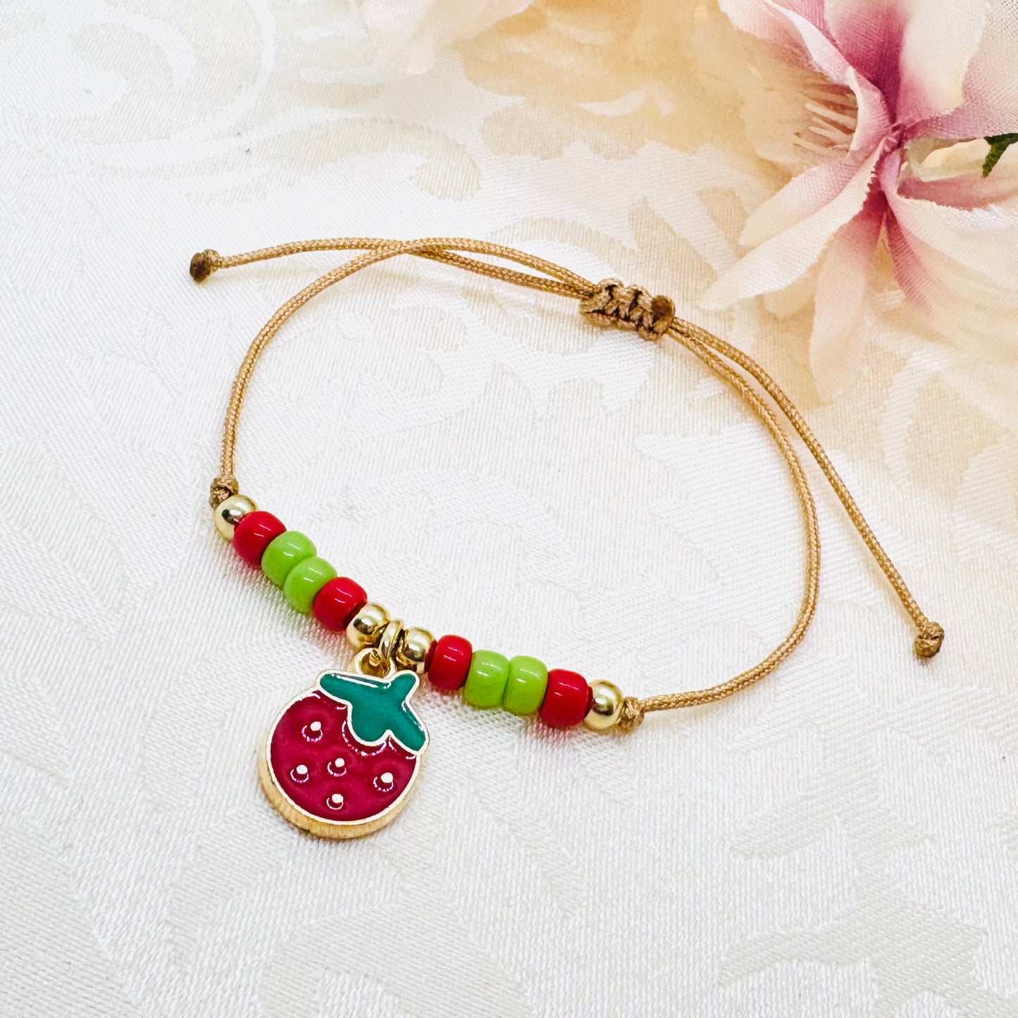 Filigranes Erdbeer Makramee Armband