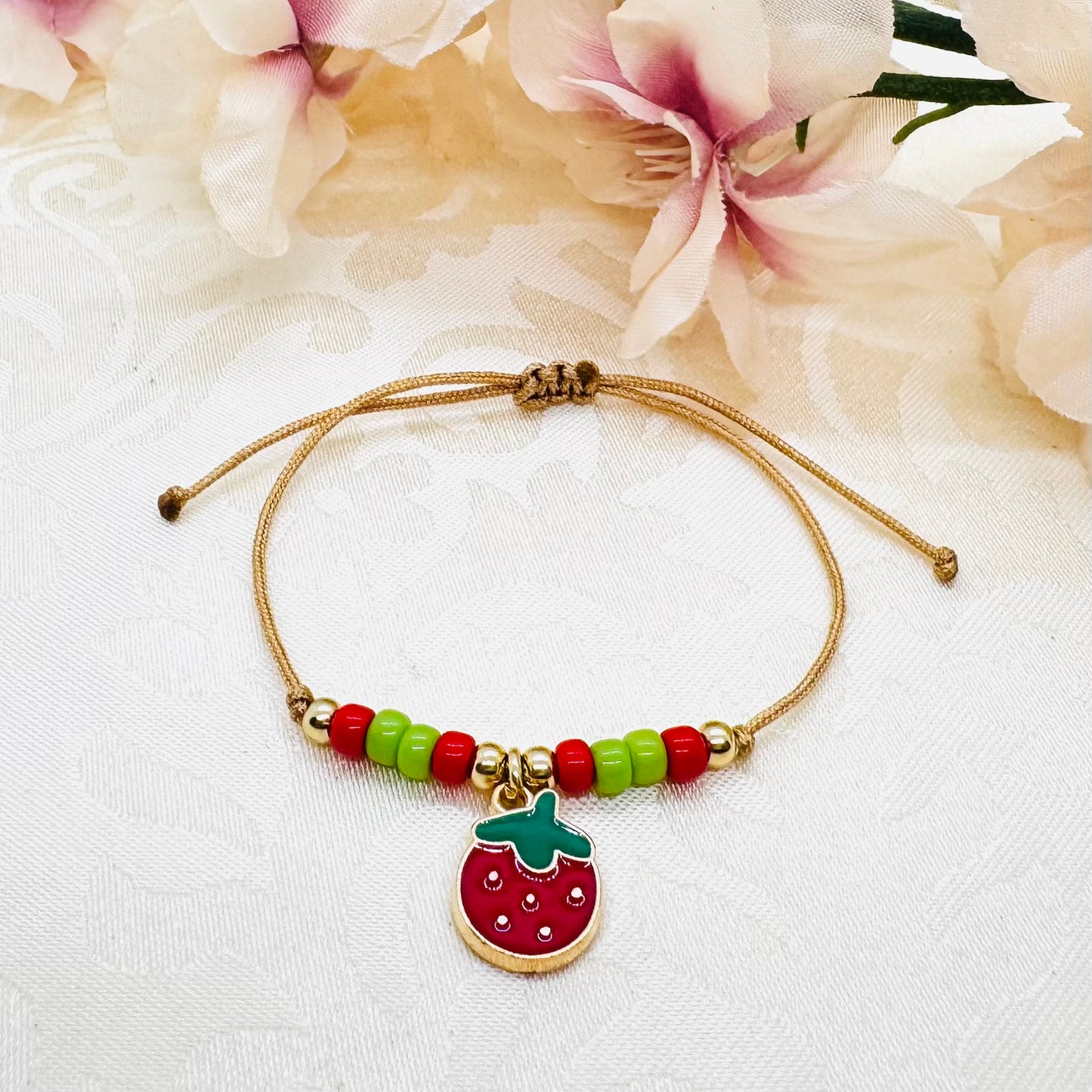 Filigranes Erdbeer Makramee Armband