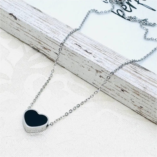 Halskette mit Herz in schwarz Anmarii