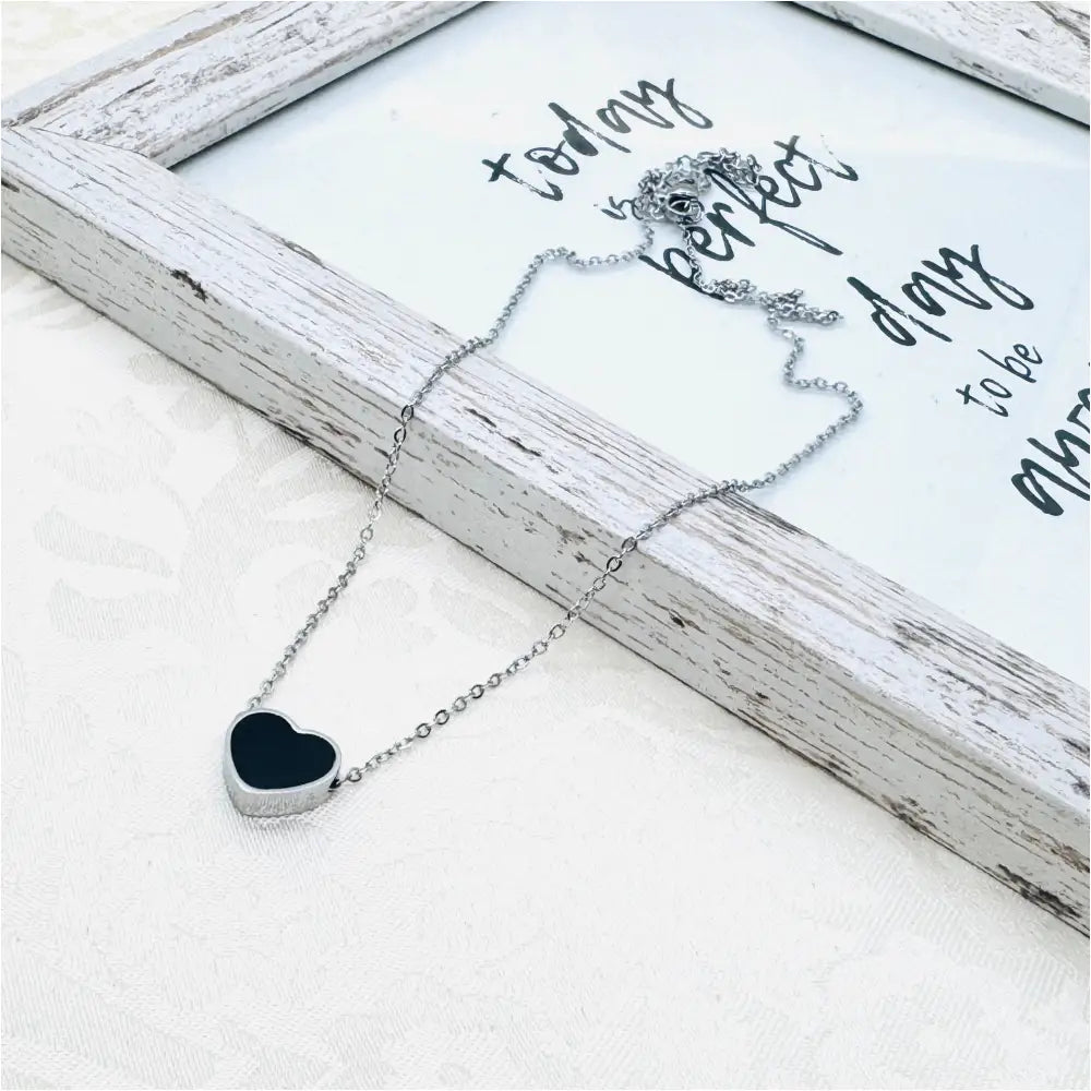 Halskette mit Herz in schwarz Anmarii
