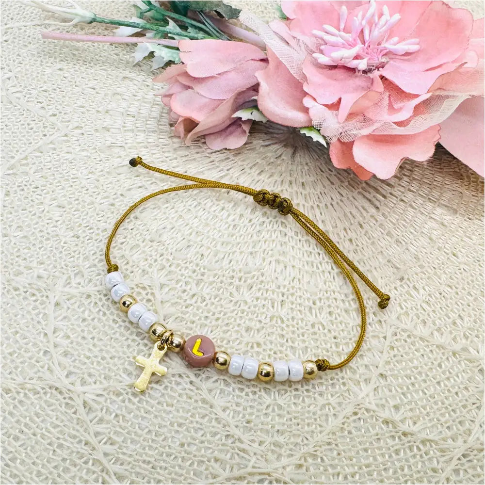 Initial Armband mit Kreuz Anhänger u. Miyuki Perlen - filigranes Armband personalisiert