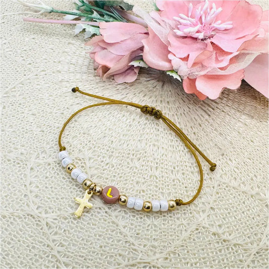 Initial Armband mit Kreuz Anhänger u. Miyuki Perlen - filigranes Armband personalisiert