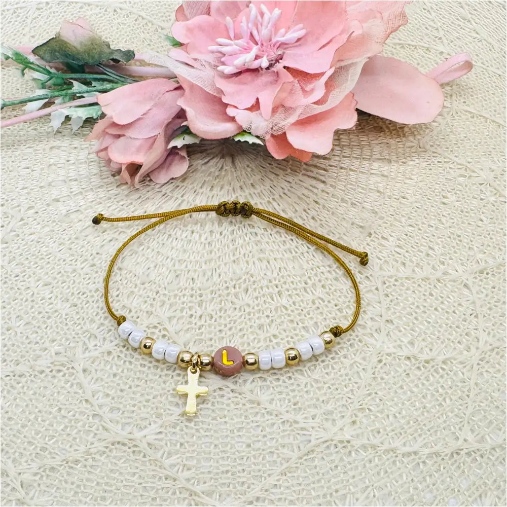 Initial Armband mit Kreuz Anhänger u. Miyuki Perlen - filigranes Armband personalisiert