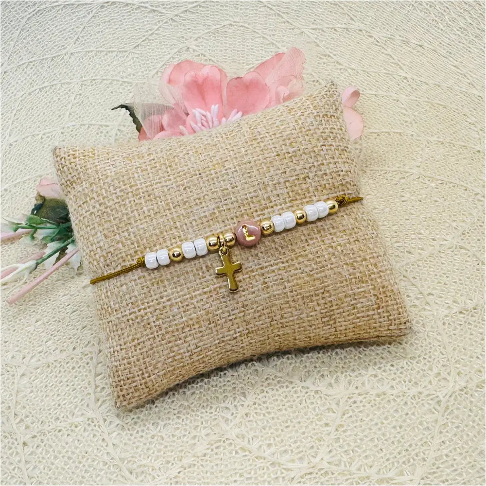 Initial Armband mit Kreuz Anhänger u. Miyuki Perlen - filigranes Armband personalisiert