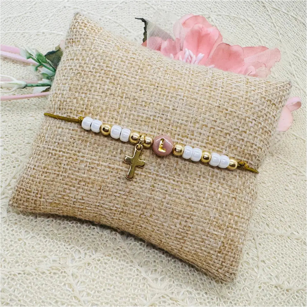 Initial Armband mit Kreuz Anhänger u. Miyuki Perlen - filigranes Armband personalisiert