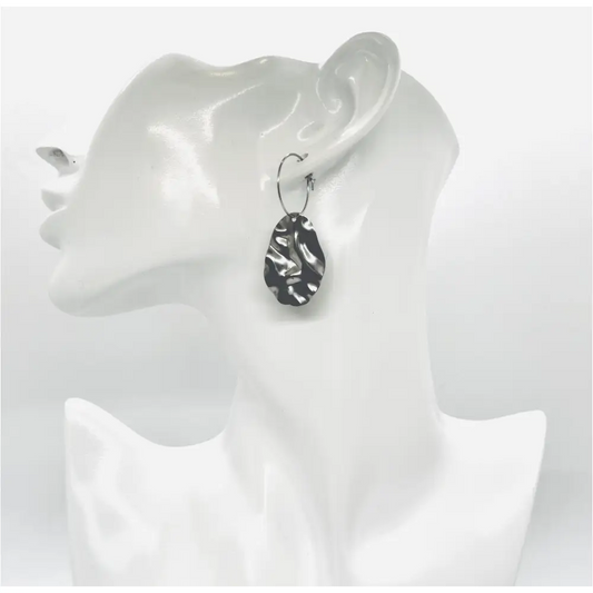 Silberne Edelstahl Creolen mit gehämmerten Anhängern Anmarii